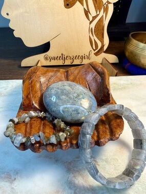 Gray Labradorite Faceted Tile & Chip Bracelet Stack with Palm Stone